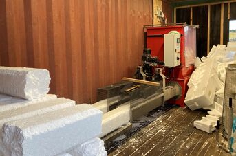 Flamingokomprimering i container på genbrugsplads Flamingokomprimering i container på genbrugsplads