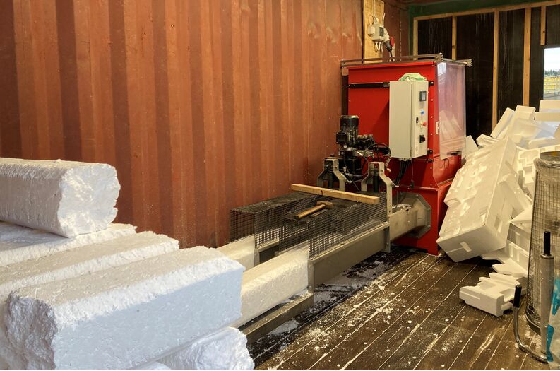 Flamingokomprimering i container på genbrugsplads Flamingokomprimering i container på genbrugsplads