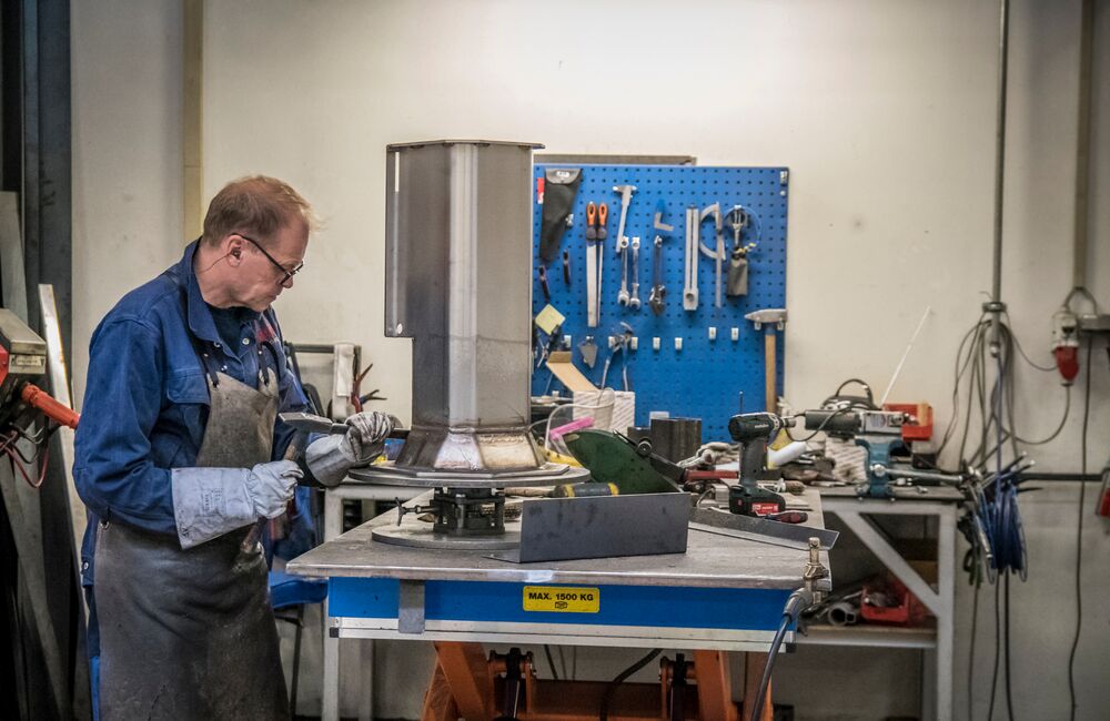 RUNI arbejder, som arbejder på en af RUNIs maskiner